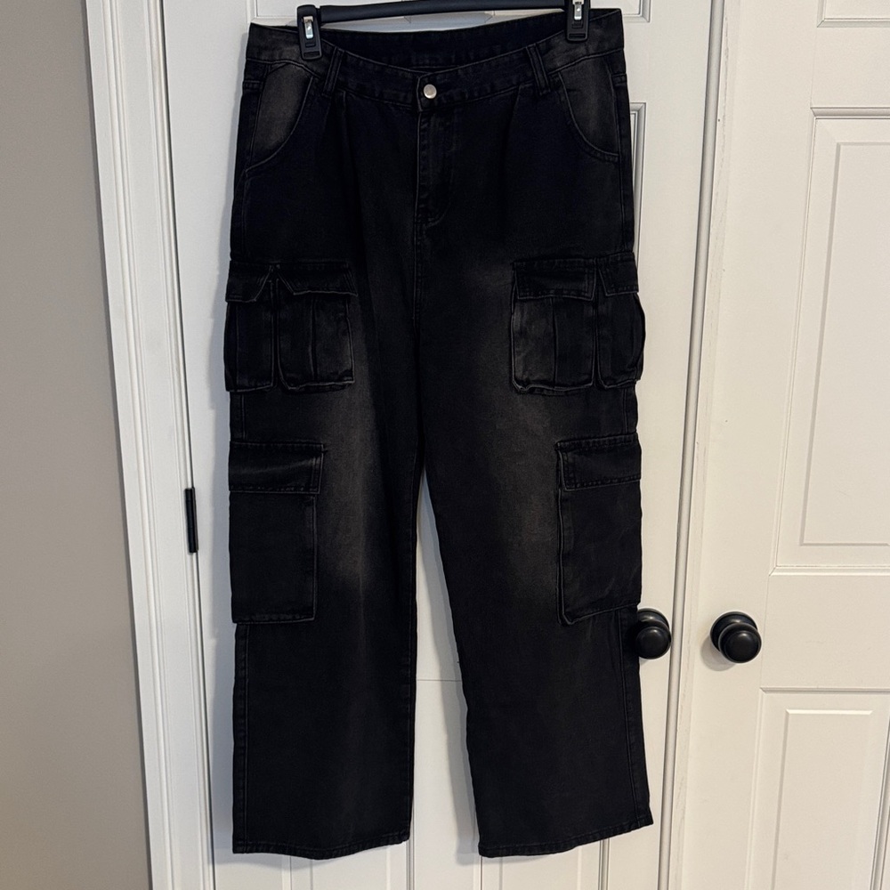 Women's Wide Leg Cargo Pants in Black